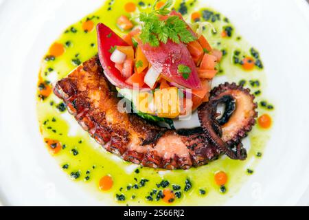 Insalata di polpo grigliata con verdure fresche. Un pasto salutare dalla dieta mediterranea. Foto Stock