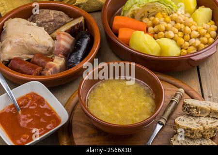 Zuppa, stufato di Madrid e salsa di pomodoro Foto Stock