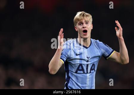 Londra, Regno Unito. 15 gennaio 2025. Lucas Bergvall del Tottenham durante la partita di Premier League all'Emirates Stadium di Londra. Il credito per immagini dovrebbe essere: Simon Bellis/Sportimage Credit: Sportimage Ltd/Alamy Live News Foto Stock