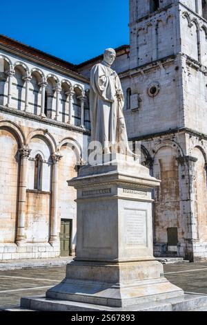 Statua di Francesco Burlamacchi di fronte alla Chiesa di San Michele in foro in Piazza San Michele a Lucca, provincia di Lucca, Toscana, Italia Foto Stock