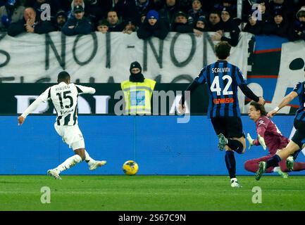 BERGAMO, ITALIA - 14 GENNAIO: Pierre Kalulu della Juventus FC segna il primo gol della sua squadra, durante la partita di serie A tra Atalanta BC e Juventus FC allo Stadio Gewiss il 14 gennaio 2025 a Bergamo. (Foto di MB Media) Foto Stock