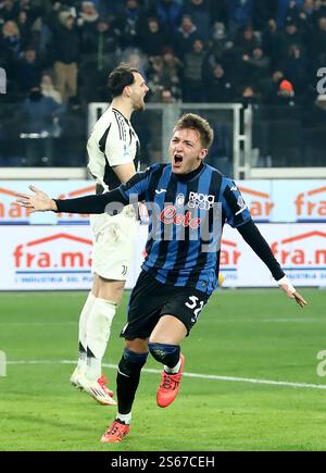 BERGAMO, ITALIA - 14 GENNAIO: Mateo Retegui dell'Atalanta BC festeggia dopo aver segnato il primo gol della sua squadra, durante la partita di serie A tra Atalanta BC e Juventus FC allo Stadio Gewiss il 14 gennaio 2025 a Bergamo. (Foto di MB Media) Foto Stock