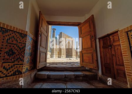 L'ingresso a Piazza Registan con vista sulla Madrasa Sher-Dor. Samarcanda. Uzbekistan Foto Stock