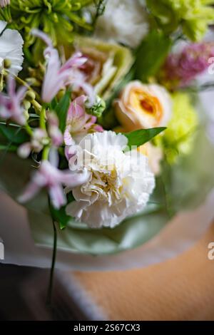 Vivace allestimento floreale con una varietà di fiori colorati Foto Stock