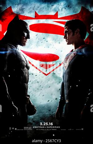 Batman V Superman: Dawn of Justice (2016) diretto da Zack Snyder e interpretato da Ben Affleck, Henry Cavill e Jesse Eisenberg. Due eroi leggendari si scontrano mentre emerge una minaccia maggiore che mette in pericolo l'umanità. . Fotografia di un poster originale del 2016 DA UTILIZZARE ESCLUSIVAMENTE PER L'EDITORIALE. Crediti: BFA / Warner Bros Foto Stock