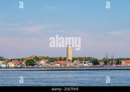 Skyline del porto di Terschelling Ovest e faro di Brandaris sull'isola della Frisia Occidentale Terschelling da Waddensea, Frisia, Paesi Bassi Foto Stock