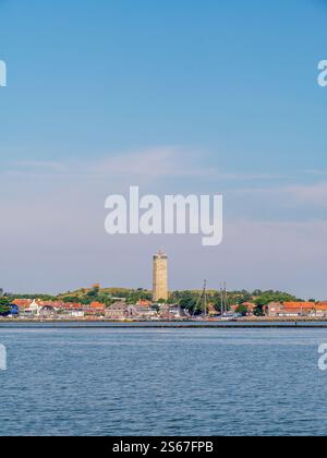 Skyline del porto di Terschelling Ovest e faro di Brandaris sull'isola della Frisia Occidentale Terschelling da Waddensea, Frisia, Paesi Bassi Foto Stock