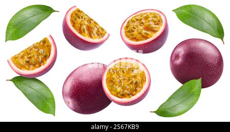 Frutto della passione isolato. Frutti della passione e foglie di maracuya isolate su sfondo bianco con percorso di ritaglio Foto Stock