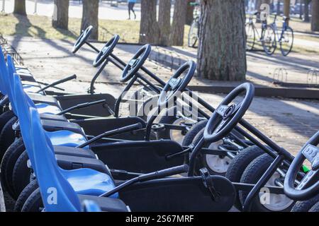 una fila di sedili per go-kart della fila con sedili blu brillante. Foto Stock