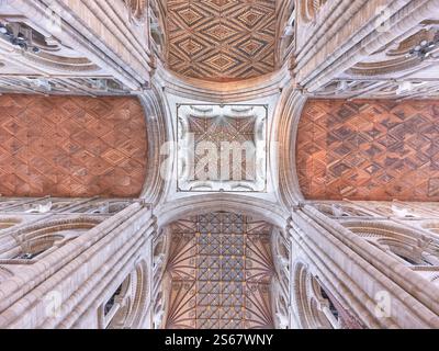 Soffitti in legno dipinti sopra l'intersezione tra il coro e il santuario nella cattedrale medievale cristiana di Peterborough, in Inghilterra. Foto Stock