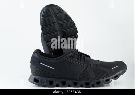 Scarpe da jogging nere da vista ravvicinata isolata Foto Stock