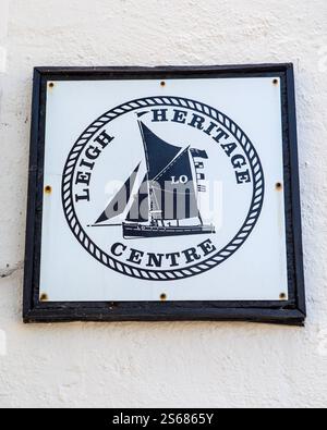 Essex, Regno Unito - 15 agosto 2024: Il cartello all'esterno del Leigh Heritage Centre nella zona vecchia di Leigh-on-Sea nell'Essex, Regno Unito. Foto Stock