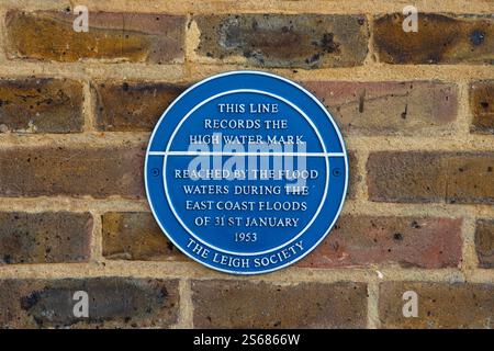 Essex, Regno Unito - 15 agosto 2024: Una targa nell'area di Old Leigh-on-Sea nell'Essex, Regno Unito, che segna l'alto livello delle acque durante le inondazioni della East Coast in Foto Stock
