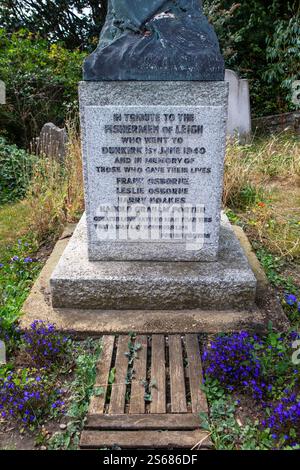 Essex, Regno Unito - 15 agosto 2024: Memoriale nel cimitero di St. Clements a Leigh-on-Sea, Essex, ricordando i pescatori di Leigh che andarono a Dunkerque, a h Foto Stock