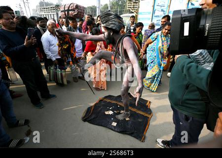 13 gennaio 2025, Prayagraj, Uttar Pradesh, India: Pellegrini indù che entrano nell'area di Kumbh Mela alla vigilia di Makar Sankranti, prima balneazione reale ''Amrit Snan'' del Mahakumbh 2025 sulle rive del Sangam del Gange Yamuna e il mitico Saraswati a Prayagraj. (Immagine di credito: © S.K.Yadav/Pacific Press via ZUMA Press Wire) SOLO PER USO EDITORIALE! Non per USO commerciale! Foto Stock