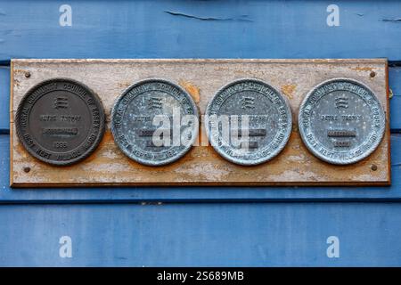 Essex, Regno Unito - 10 luglio 2024: Primo piano di una fila di targhe Best Keeded Village Award sulla Clock House di Coggeshall, Essex, Regno Unito. Foto Stock