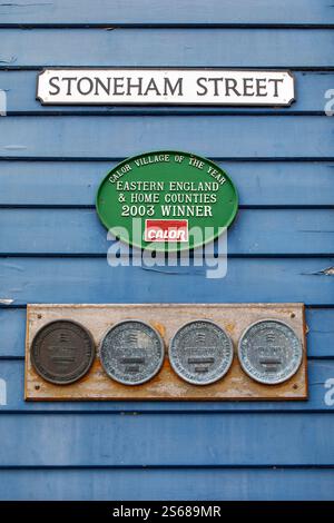 Essex, Regno Unito - 10 luglio 2024: Primo piano di varie targhe Village Award in Stonehouse Street a Coggeshall, Essex, Regno Unito. Foto Stock
