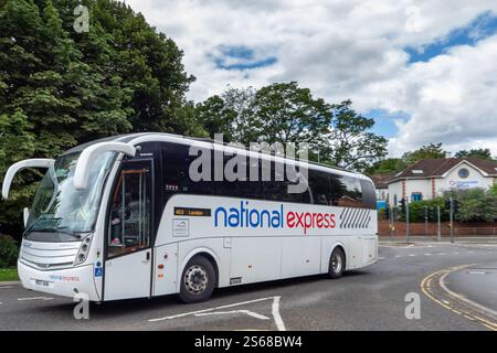 Un autobus/pullman National Express 403 da Bath è raffigurato mentre guida attraverso Chippenham Wiltshire sulla strada per la stazione degli autobus Victoria di Londra. Foto Stock