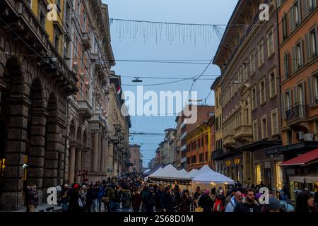 Bologna, Italia - 16 dicembre 2024 - folle nel centro di Bologna Foto Stock