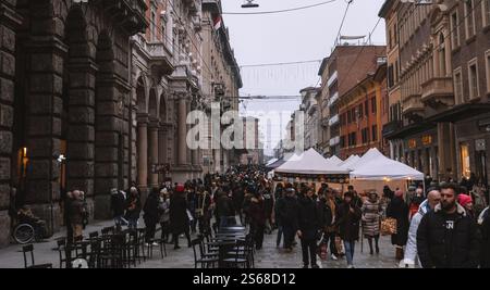 Bologna, Italia - 16 dicembre 2024 - folle nel centro di Bologna Foto Stock