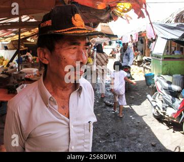 Uomo indonesiano anziano in un tradizionale mercato all'aperto a Bukittinggi, West Sumatra, Indonesia. Foto Stock