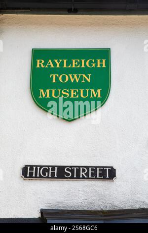Segui le indicazioni all'esterno del museo di Rayleigh, situato sulla High Street nella storica città di Rayleigh nell'Essex, Regno Unito. Foto Stock