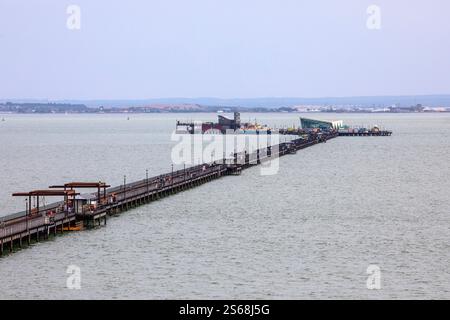 Vista del molo Southend a Southend-on-Sea, Essex, Regno Unito. Southend Pier è il molo di piacere più lungo del mondo. Foto Stock