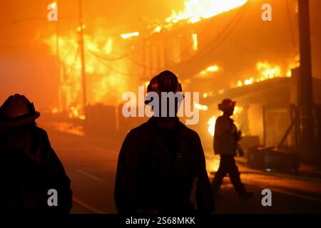 PACIFIC PALISADES, LOS ANGELES, CALIFORNIA, Stati Uniti - 8 gennaio 2025 - Vigili del fuoco nella zona di Pacific Palisades in California come devastante selvaggio Foto Stock