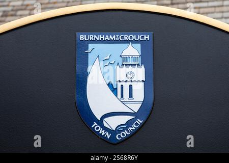 Essex, Regno Unito - 25 luglio 2024: Primo piano delle insegne della città di Burnham-on-Crouch nell'Essex, Regno Unito. Foto Stock