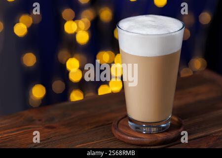 latte in vetro sul tavolo con bokeh Foto Stock