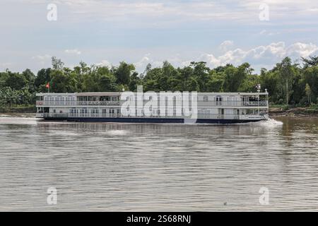 Tonle SAP, Cambogia. 16 gennaio 2025: La PRINCIPESSA MEKONG è una delle navi da crociera di lusso sul fiume Mekong. Dopo l'abolizione delle restrizioni sanitarie, il mercato asiatico delle crociere fluviali si sta trasformando drasticamente e le crociere sul famoso Mekong, da tempo celebrato per il suo esotismo nella letteratura e nel cinema, stanno vivendo una crescita reale in Laos, con barche più piccole, e tra Cambogia e Vietnam. Una trentina di navi turistiche salpano su e giù per il famoso corso d'acqua con itinerari adattati alla stagione e al livello dell'acqua. Le navi nuove entrano in servizio o sono in costruzione. Crediti: Kevin Izorce/Alamy Live News Foto Stock