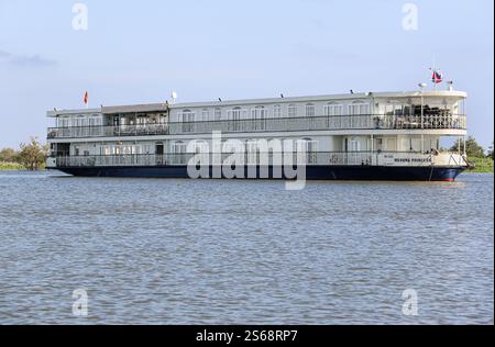 Tonle SAP, Cambogia. 16 gennaio 2025: La PRINCIPESSA MEKONG è una delle navi da crociera di lusso sul fiume Mekong. Dopo l'abolizione delle restrizioni sanitarie, il mercato asiatico delle crociere fluviali si sta trasformando drasticamente e le crociere sul famoso Mekong, da tempo celebrato per il suo esotismo nella letteratura e nel cinema, stanno vivendo una crescita reale in Laos, con barche più piccole, e tra Cambogia e Vietnam. Una trentina di navi turistiche salpano su e giù per il famoso corso d'acqua con itinerari adattati alla stagione e al livello dell'acqua. Le navi nuove entrano in servizio o sono in costruzione. Crediti: Kevin Izorce/Alamy Live News Foto Stock