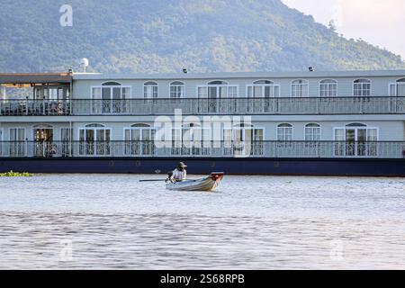 Tonle SAP, Cambogia. 16 gennaio 2025: La PRINCIPESSA MEKONG è una delle navi da crociera di lusso sul fiume Mekong. Dopo l'abolizione delle restrizioni sanitarie, il mercato asiatico delle crociere fluviali si sta trasformando drasticamente e le crociere sul famoso Mekong, da tempo celebrato per il suo esotismo nella letteratura e nel cinema, stanno vivendo una crescita reale in Laos, con barche più piccole, e tra Cambogia e Vietnam. Una trentina di navi turistiche salpano su e giù per il famoso corso d'acqua con itinerari adattati alla stagione e al livello dell'acqua. Le navi nuove entrano in servizio o sono in costruzione. Crediti: Kevin Izorce/Alamy Live News Foto Stock