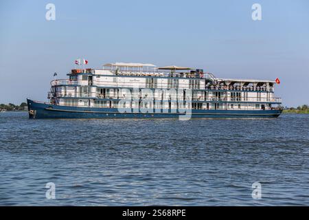 Tonle SAP, Cambogia. 16 gennaio 2025: Il JAYAVARMAN è una delle lussuose navi da crociera fluviali che navigano sul Mekong. Dopo l'abolizione delle restrizioni sanitarie, il mercato asiatico delle crociere fluviali si sta trasformando drasticamente e le crociere sul famoso Mekong, da tempo celebrato per il suo esotismo nella letteratura e nel cinema, stanno vivendo una vera e propria crescita in Laos, con barche più piccole, e tra Cambogia/Vietnam. Una trentina di navi turistiche salpano su e giù per il famoso corso d'acqua con itinerari adattati alla stagione e al livello dell'acqua. Le navi nuove entrano in servizio o sono in costruzione. Crediti: Kevin Izorce/Alamy Live News Foto Stock