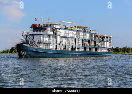 Tonle SAP, Cambogia. 16 gennaio 2025: Il JAYAVARMAN è una delle lussuose navi da crociera fluviali che navigano sul Mekong. Dopo l'abolizione delle restrizioni sanitarie, il mercato asiatico delle crociere fluviali si sta trasformando drasticamente e le crociere sul famoso Mekong, da tempo celebrato per il suo esotismo nella letteratura e nel cinema, stanno vivendo una vera e propria crescita in Laos, con barche più piccole, e tra Cambogia/Vietnam. Una trentina di navi turistiche salpano su e giù per il famoso corso d'acqua con itinerari adattati alla stagione e al livello dell'acqua. Le navi nuove entrano in servizio o sono in costruzione. Crediti: Kevin Izorce/Alamy Live News Foto Stock