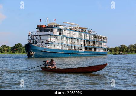Tonle SAP, Cambogia. 16 gennaio 2025: Il JAYAVARMAN è una delle lussuose navi da crociera fluviali che navigano sul Mekong. Dopo l'abolizione delle restrizioni sanitarie, il mercato asiatico delle crociere fluviali si sta trasformando drasticamente e le crociere sul famoso Mekong, da tempo celebrato per il suo esotismo nella letteratura e nel cinema, stanno vivendo una vera e propria crescita in Laos, con barche più piccole, e tra Cambogia/Vietnam. Una trentina di navi turistiche salpano su e giù per il famoso corso d'acqua con itinerari adattati alla stagione e al livello dell'acqua. Le navi nuove entrano in servizio o sono in costruzione. Crediti: Kevin Izorce/Alamy Live News Foto Stock