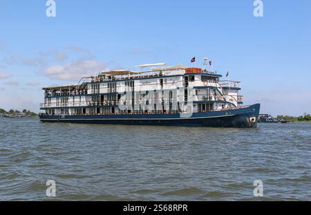 Tonle SAP, Cambogia. 16 gennaio 2025: Il JAYAVARMAN è una delle lussuose navi da crociera fluviali che navigano sul Mekong. Dopo l'abolizione delle restrizioni sanitarie, il mercato asiatico delle crociere fluviali si sta trasformando drasticamente e le crociere sul famoso Mekong, da tempo celebrato per il suo esotismo nella letteratura e nel cinema, stanno vivendo una vera e propria crescita in Laos, con barche più piccole, e tra Cambogia/Vietnam. Una trentina di navi turistiche salpano su e giù per il famoso corso d'acqua con itinerari adattati alla stagione e al livello dell'acqua. Le navi nuove entrano in servizio o sono in costruzione. Crediti: Kevin Izorce/Alamy Live News Foto Stock