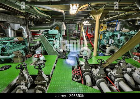 Fiume Mekong, Cambogia. 16 gennaio 2025: Macchinari per la sala macchine sul ponte tecnico, accessibili solo dall'equipaggio del dipartimento di ingegneria ambientale e dell'impianto principale, a bordo di una nave da crociera sul fiume Mekong. Il mercato asiatico delle crociere fluviali sta vivendo una crescita reale. Nel sud-est asiatico, questo sviluppo genera ordini per cantieri navali e società di riparazione navale vietnamite, un'attività industriale sviluppata principalmente nella regione del delta del Mekong in Vietnam. 30 navi turistiche salpano su/giù per il canale. Le navi nuove entrano in servizio o sono in costruzione per essere consegnate nel 2025/2026. Crediti: Kevin Izorce/Alamy Live News Foto Stock