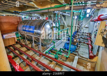 Fiume Mekong, Cambogia. 16 gennaio 2025: Scaldacqua, pompe e sistemi di filtrazione sul ponte tecnico, accessibili solo dall'equipaggio del dipartimento di ingegneria ambientale e dell'impianto principale, a bordo di una nave da crociera sul fiume Mekong. Il mercato asiatico delle crociere fluviali sta vivendo una crescita reale. Nel sud-est asiatico, questo sviluppo genera ordini per cantieri navali e società di riparazione navale vietnamite, un'attività industriale sviluppata principalmente nella regione del delta del Mekong in Vietnam. 30 navi turistiche salpano su/giù. Nuove navi stanno entrando in servizio/sono in costruzione per la consegna nel 2025/2026.credito: Kevin Izorce/Alamy Live News Foto Stock