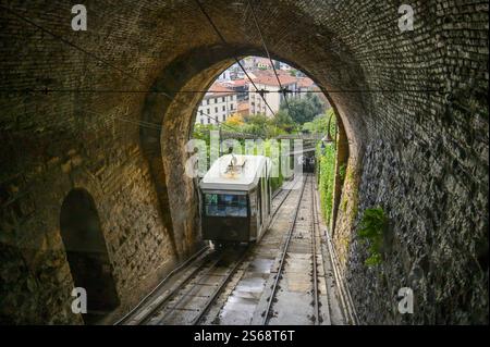 La funicolare di Bergamo collega la città bassa con la città alta Foto Stock