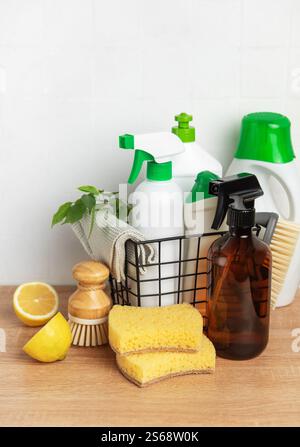 Prodotti per la pulizia eco-compatibili disposti su una superficie in legno, che enfatizzano la sostenibilità della pulizia Foto Stock