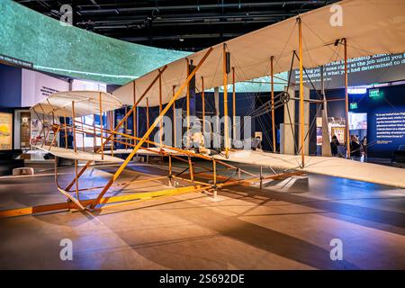 WASHINGTON DC, Stati Uniti — l'originale Wright Flyer del 1903, esposto al National Air and Space Museum, realizzò il primo volo potenziato, controllato e sostenuto con un pilota a bordo il 17 dicembre 1903, a Kitty Hawk, Carolina del Nord. Questo velivolo storico, dotato della tenuta di Orville Wright, fece quattro voli quel giorno, il più lungo copre 852 piedi in 59 secondi. Foto Stock