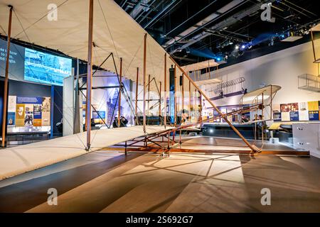 WASHINGTON DC, Stati Uniti — l'originale Wright Flyer del 1903, esposto al National Air and Space Museum, realizzò il primo volo potenziato, controllato e sostenuto con un pilota a bordo il 17 dicembre 1903, a Kitty Hawk, Carolina del Nord. Questo velivolo storico, dotato della tenuta di Orville Wright, fece quattro voli quel giorno, il più lungo copre 852 piedi in 59 secondi. Foto Stock