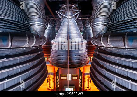 WASHINGTON DC - la mostra Destination Moon dello Smithsonian National Air and Space Museum utilizza una combinazione di motori F-1 e specchi reali per creare l'effetto visivo di tutti e cinque i booster del primo stadio di un razzo Saturn V. La tecnica di visualizzazione mostra la configurazione dei massicci motori che hanno alimentato le missioni Apollo sulla Luna. Foto Stock
