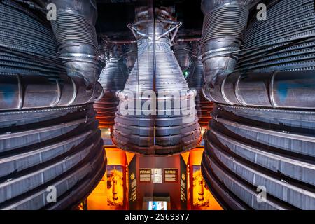 WASHINGTON DC - la mostra Destination Moon dello Smithsonian National Air and Space Museum utilizza una combinazione di motori F-1 e specchi reali per creare l'effetto visivo di tutti e cinque i booster del primo stadio di un razzo Saturn V. La tecnica di visualizzazione mostra la configurazione dei massicci motori che hanno alimentato le missioni Apollo sulla Luna. Foto Stock