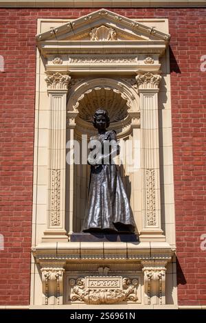 Londra, Regno Unito - 29 luglio 2024: Statua della regina Elisabetta II all'esterno della Royal Albert Hall di Kensington, Londra, Regno Unito. Foto Stock