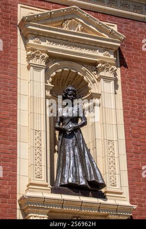 Londra, Regno Unito - 29 luglio 2024: Statua della regina Elisabetta II all'esterno della Royal Albert Hall di Kensington, Londra, Regno Unito. Foto Stock