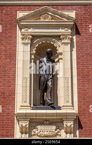 Londra, Regno Unito - 29 luglio 2024: Statua del principe Filippo all'esterno della Royal Albert Hall di Kensington, Londra, Regno Unito. Foto Stock