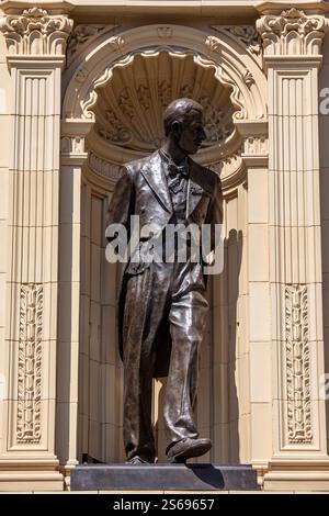 Londra, Regno Unito - 29 luglio 2024: Statua del principe Filippo all'esterno della Royal Albert Hall di Kensington, Londra, Regno Unito. Foto Stock