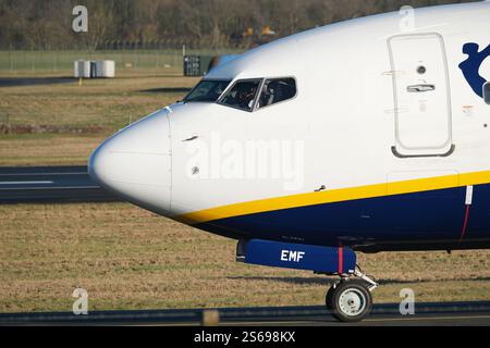 Aeromobili Ryanair Boeing 737-800 ( EI-EMF ) tassati all'aeroporto di Prestwick in Scozia nel gennaio 2025 Foto Stock